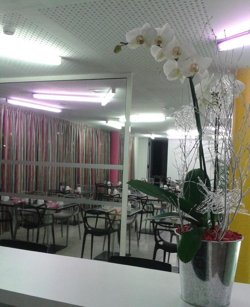 Nex Hotel ตาร์บ ภายนอก รูปภาพ